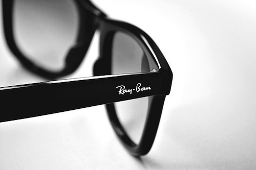 Солнцезащитные очки бренда Ray Ban пример